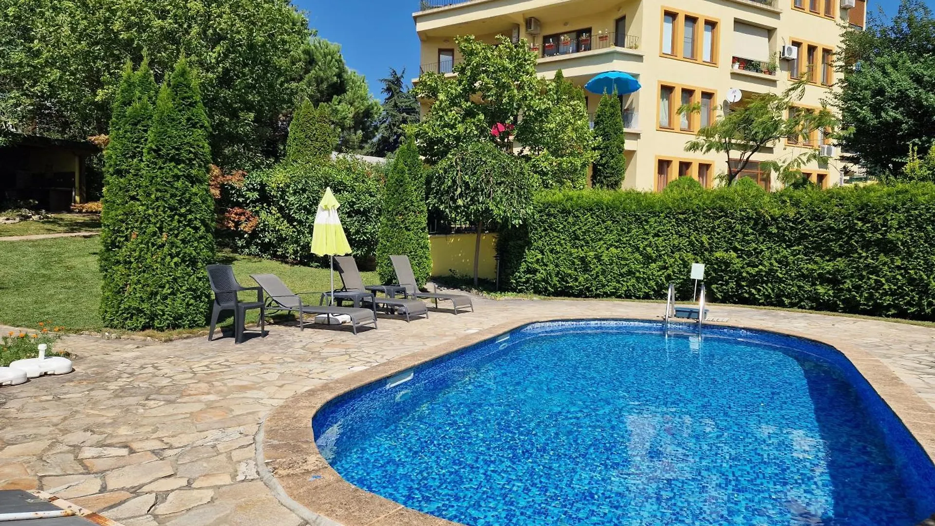 Luxury Apartment With Swimming Pool , Lovely Garden , Bbq Place Varna Bulgaria